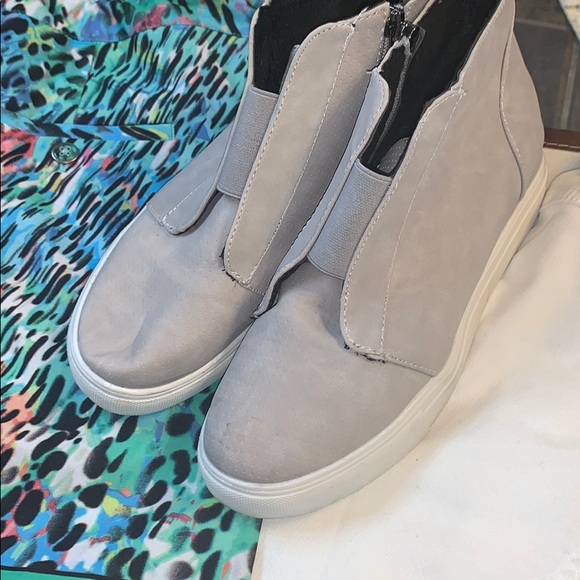 SOFT GRAY HIDDEN WEDGE TENNYS ARE IN MINT COND’N - Picture 1 of 6